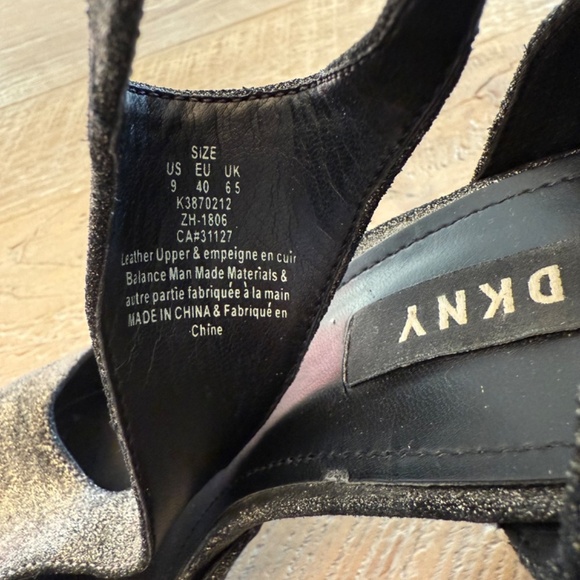 Women DKNY Colby T-Strap Sand Pump Open Toe Sandal size 40 or 9 - Picture 4 of 6